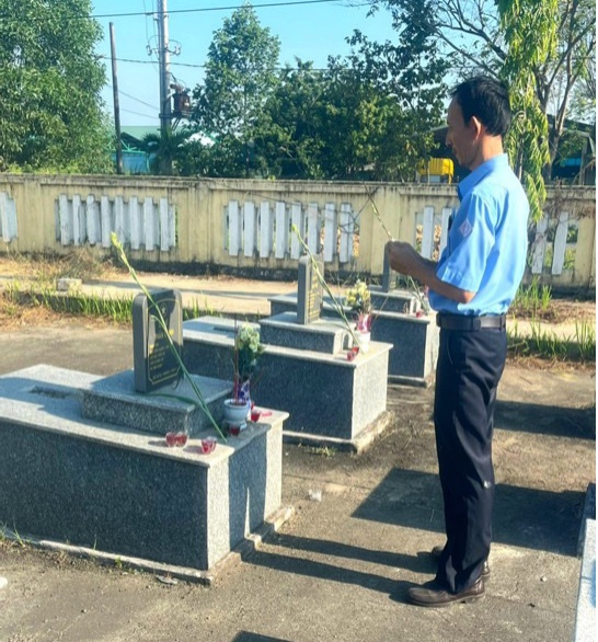 Tổ chức dâng hương tưởng niệm nhân kỷ niệm ngày Thương binh Liệt sỹ tại Nghĩa trang Liệt sỹ xã Tịnh Phong 3