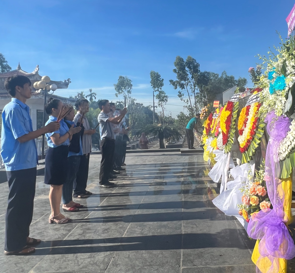 Tổ chức dâng hương tưởng niệm nhân kỷ niệm ngày Thương binh Liệt sỹ tại Nghĩa trang Liệt sỹ xã Tịnh Phong